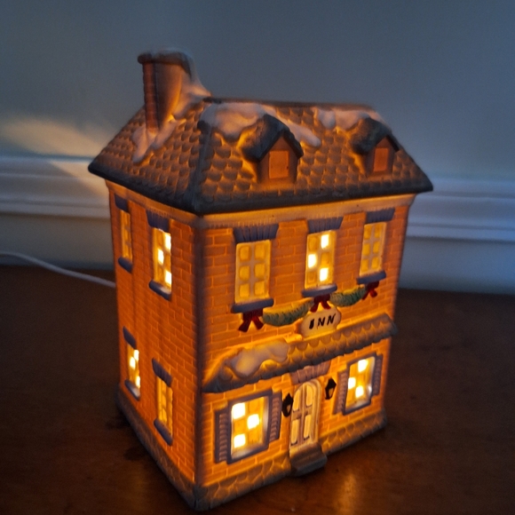 Lighted Christmas House NWT Hotel Inn Hand Painted Porcelain New in Box - Picture 12 of 16